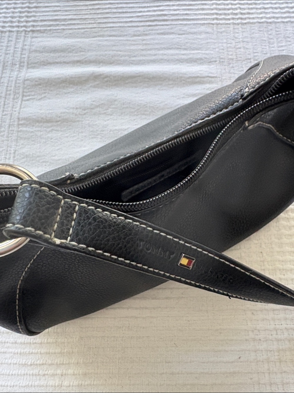 Tommy Hilfiger Black Leather Shoulder Bag - Picture 2 of 5